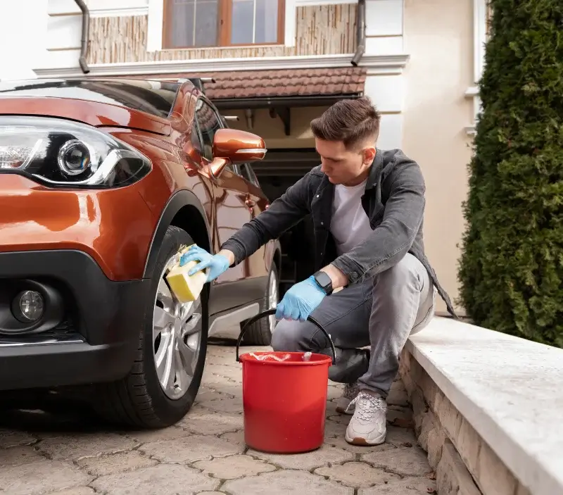 Lavage auto à domicile Condat-sur-Ganaveix : professionnel intervenant sur un véhicule